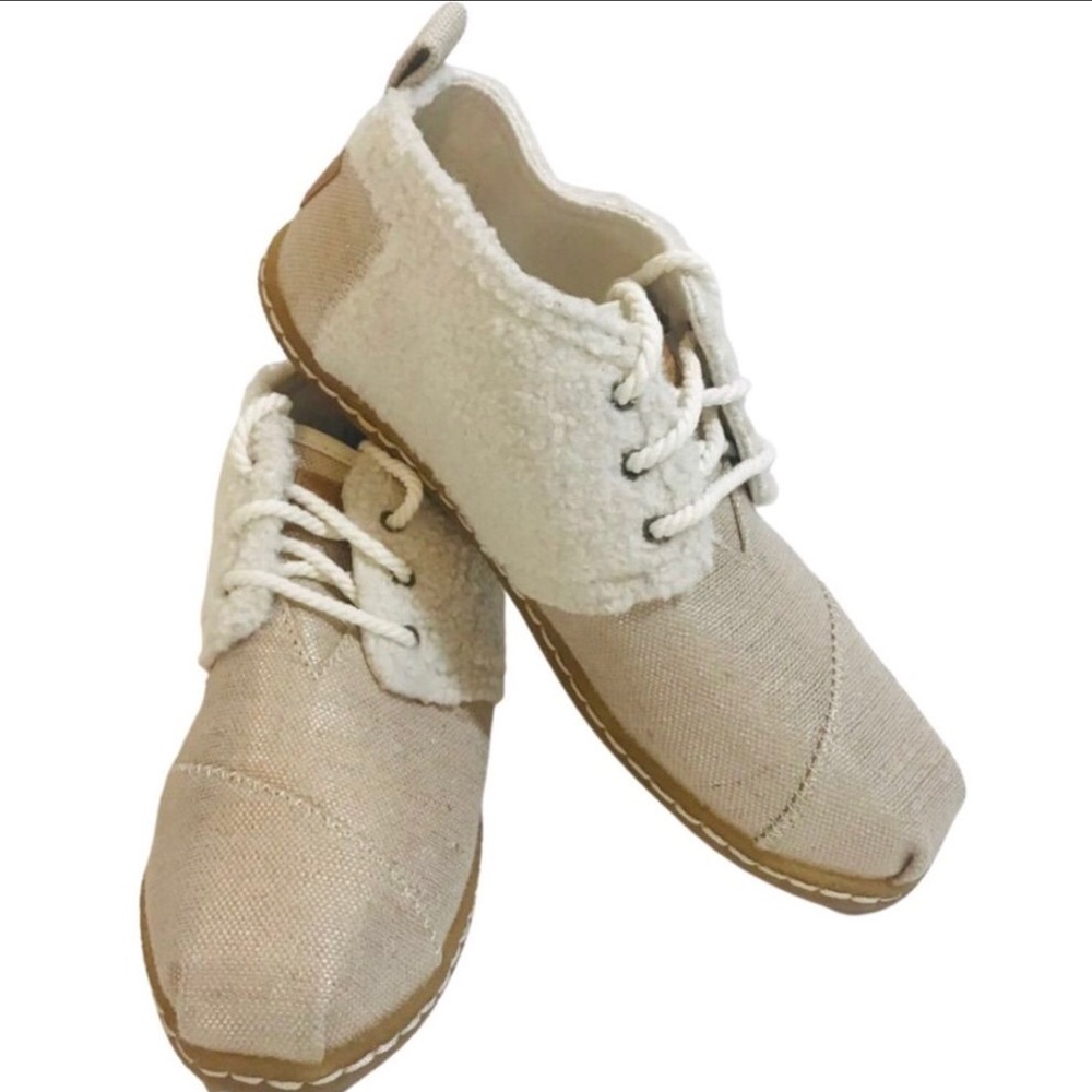 Toms gold twill Sherpa lace up shoes size 6.5